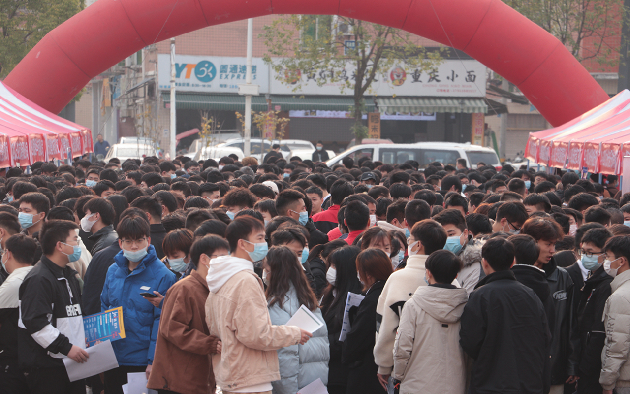双选会现场火爆.jpg 双选会现场火爆.jpg