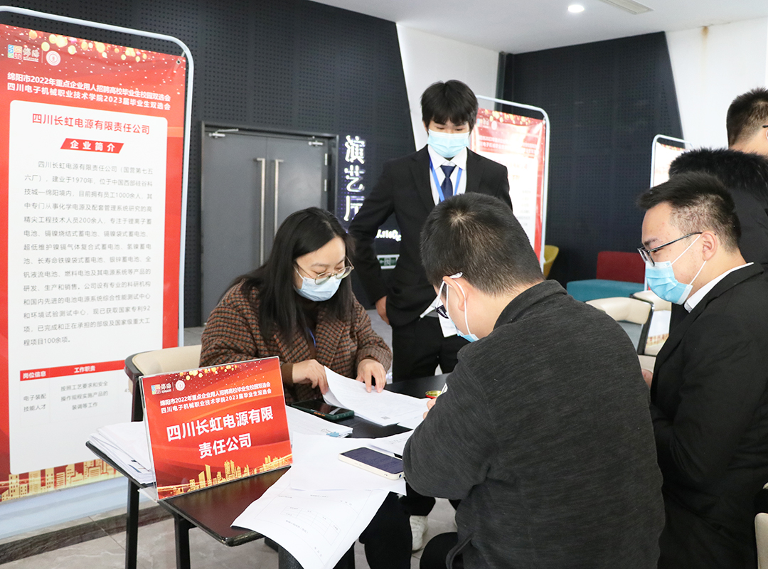 职业指导讲座后,企业现场面试求职同学.jpg 职业指导讲座后,企业现场面试求职同学.jpg