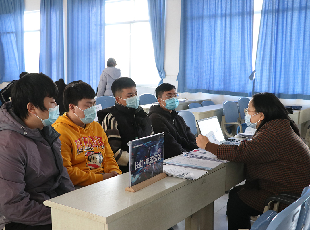 专场招聘会现场,企业负责人向同学们介绍企业情况.jpg 专场招聘会现场,企业负责人向同学们介绍企业情况.jpg