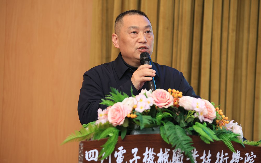 图2黄校作动员讲话.jpg