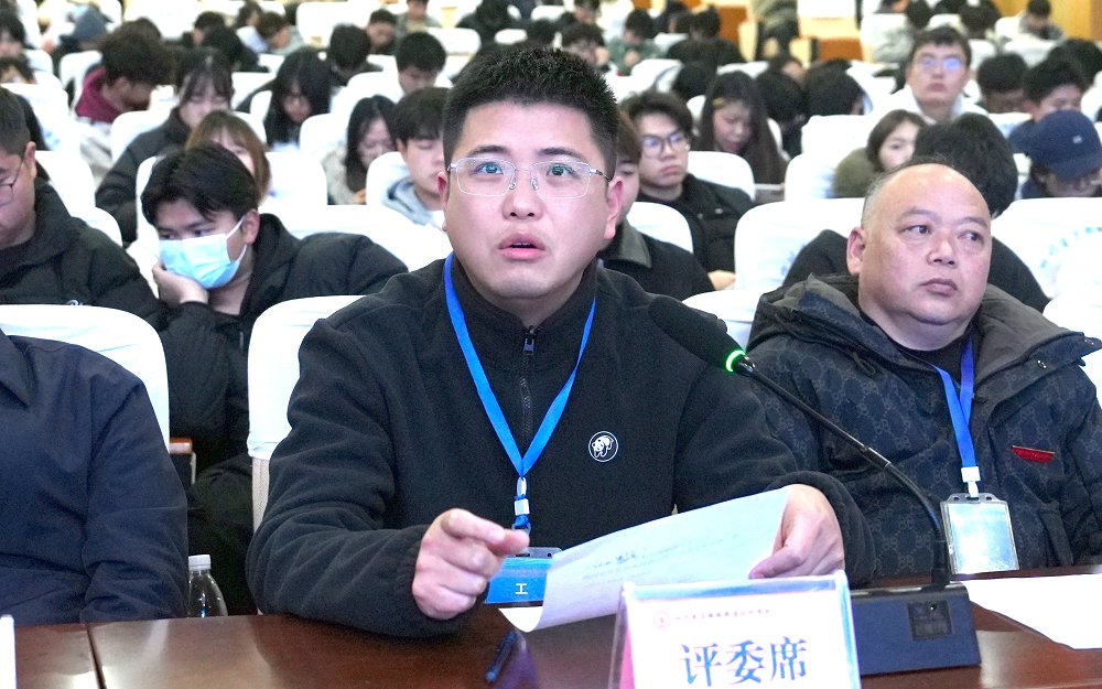 图3评委现场提问.jpg