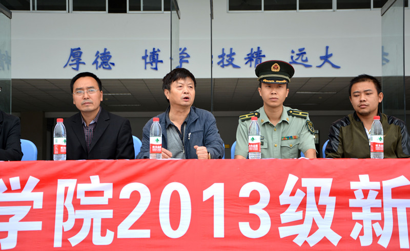 在响彻整个校园的国歌声中,军训总教官,绵阳军区77123部队营长王飞以